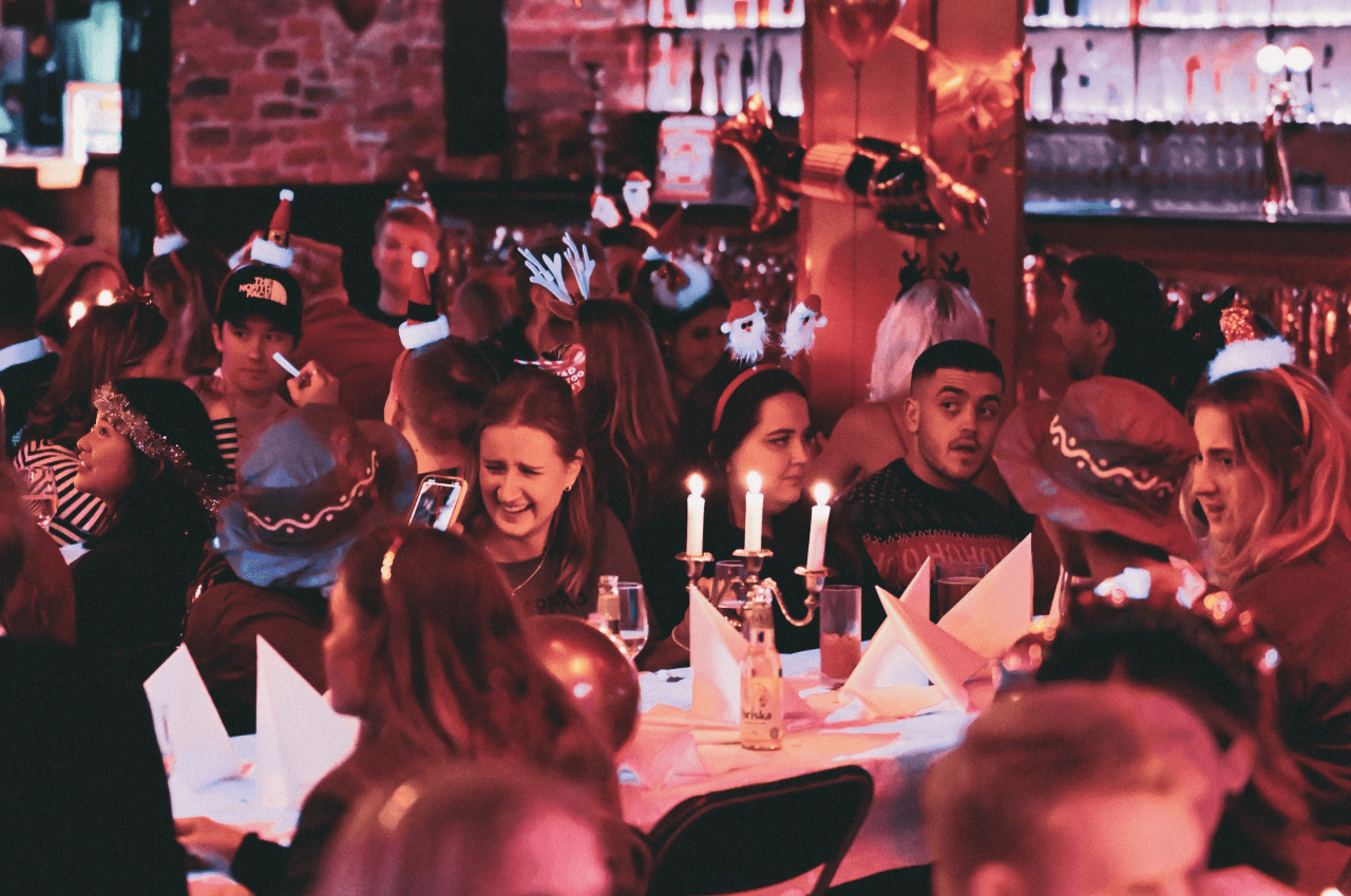 Personer som har roligt på en fest